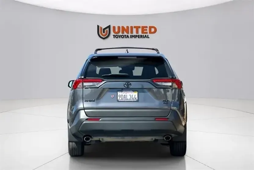 2022 Toyota RAV4 XLE photo 1