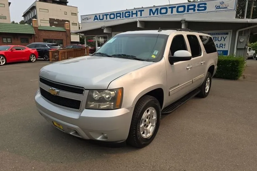 2010 Chevrolet Suburban 1500 LT photo 1