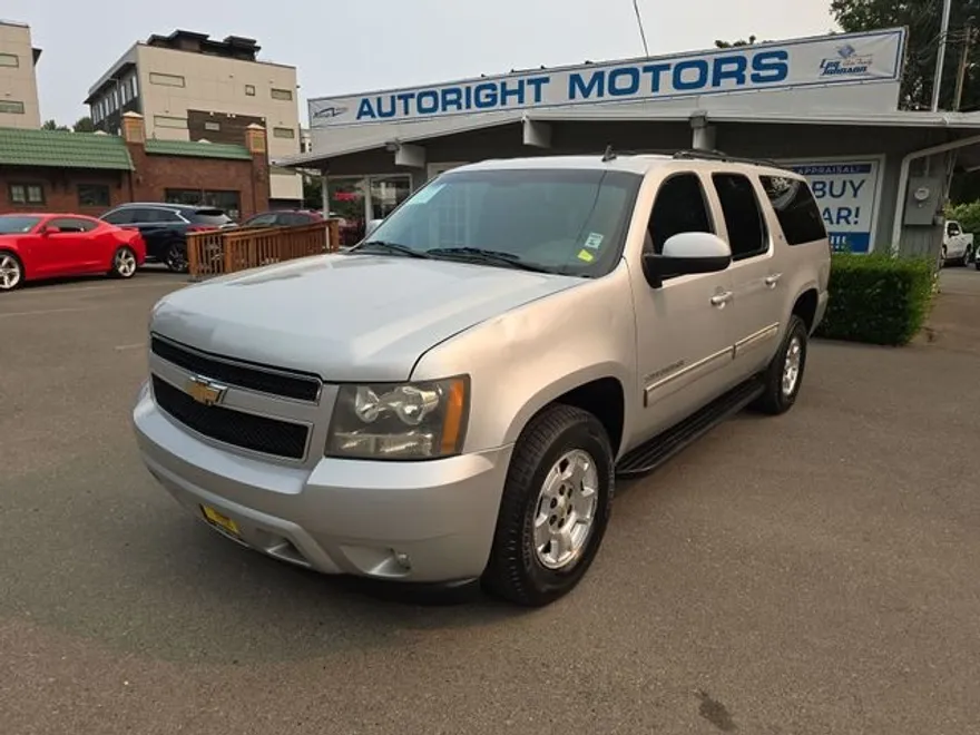 2010 Chevrolet Suburban 1500 LT photo 1