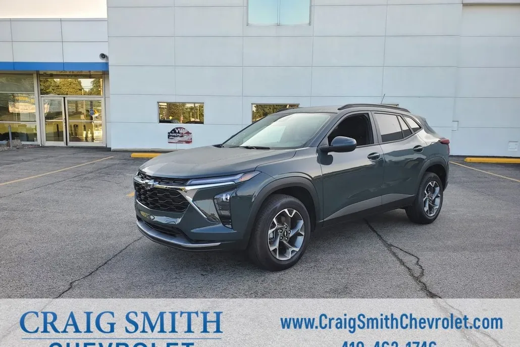 2025 Chevrolet Trax LT photo 1