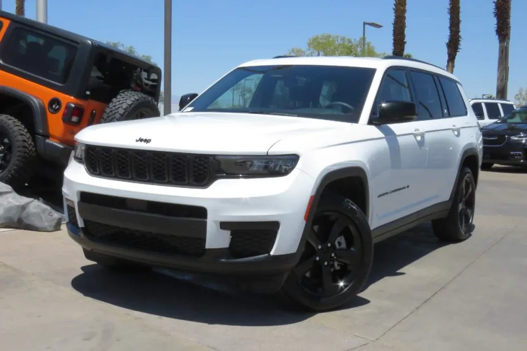 2023 Jeep Grand Cherokee Altitude photo 1