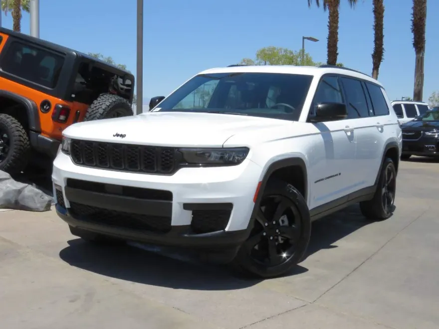 2023 Jeep Grand Cherokee Altitude photo 1