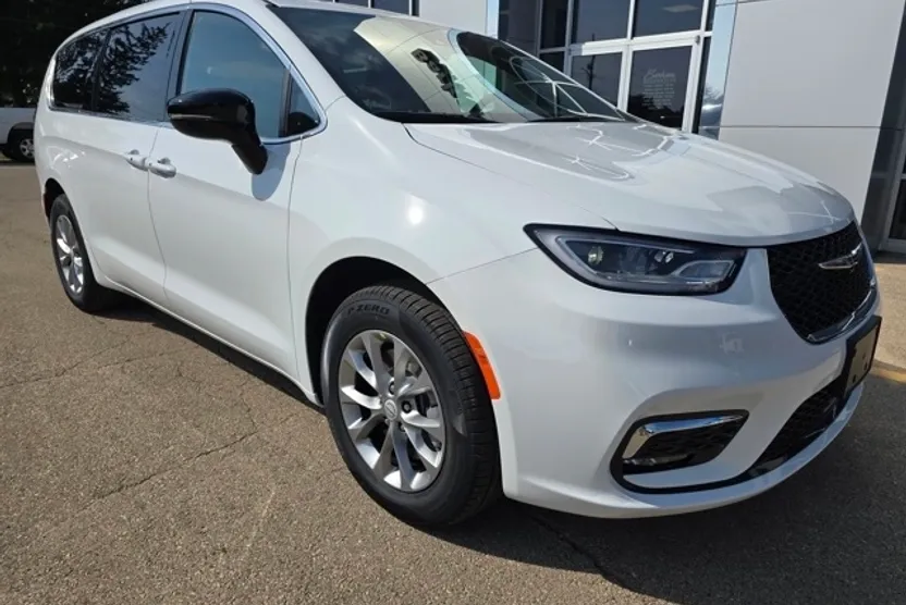 2026 Chrysler Pacifica photo 1