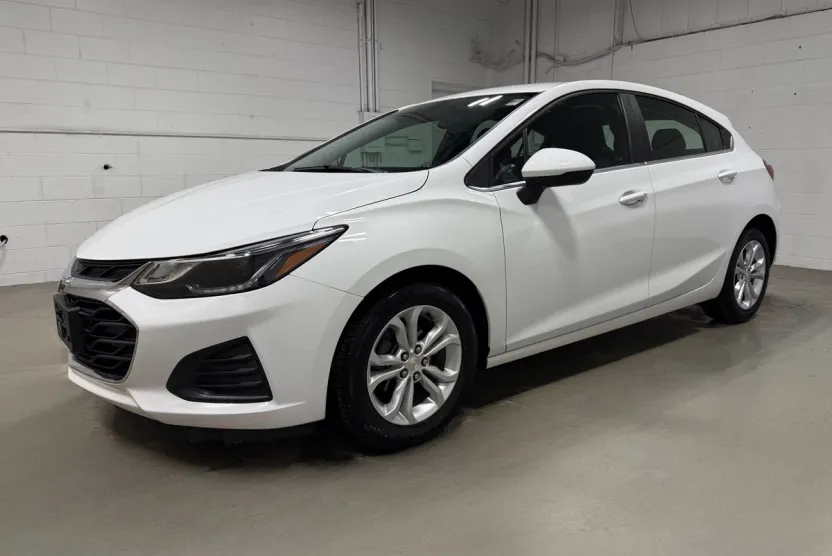 2019 Chevrolet Cruze LT photo 1