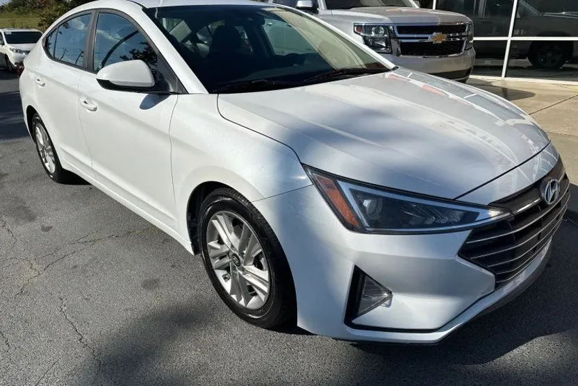 2019 Hyundai Elantra SEL photo 1