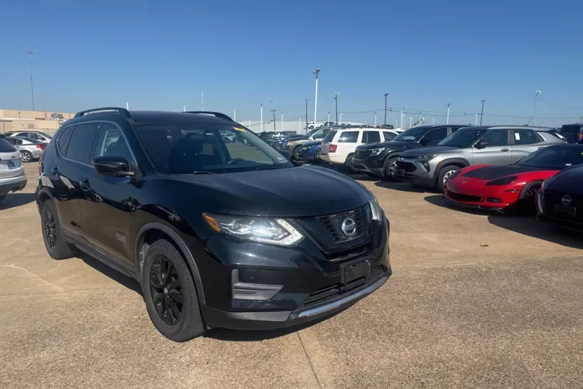 2017 Nissan Rogue SV photo 1