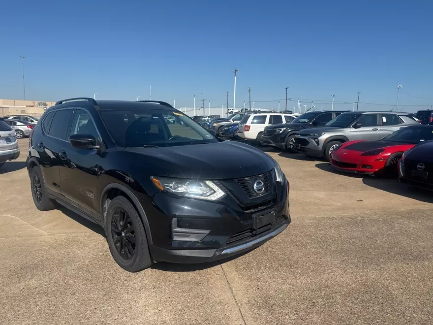 2017 Nissan Rogue SV photo 1