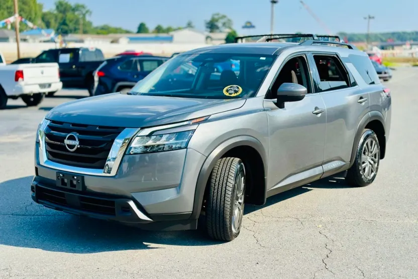 2022 Nissan Pathfinder SV photo 1