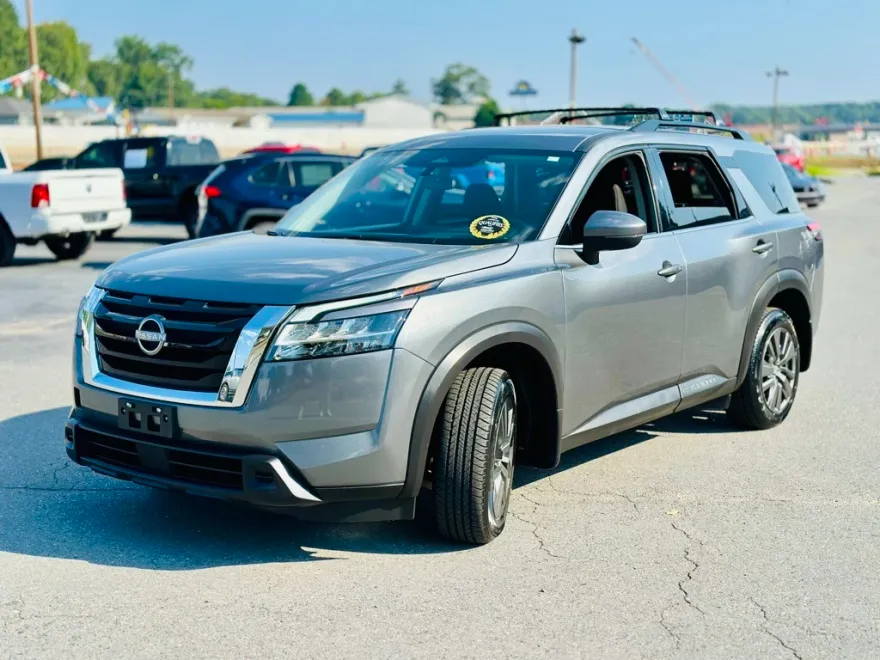 2022 Nissan Pathfinder SV photo 1