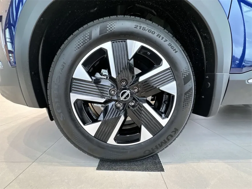 2025 Nissan Kicks SV photo 1