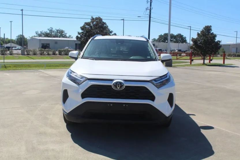 2023 Toyota RAV4 XLE photo 1