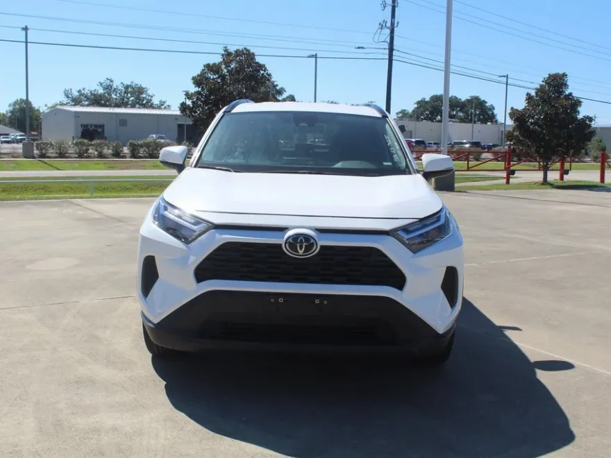 2023 Toyota RAV4 XLE photo 1