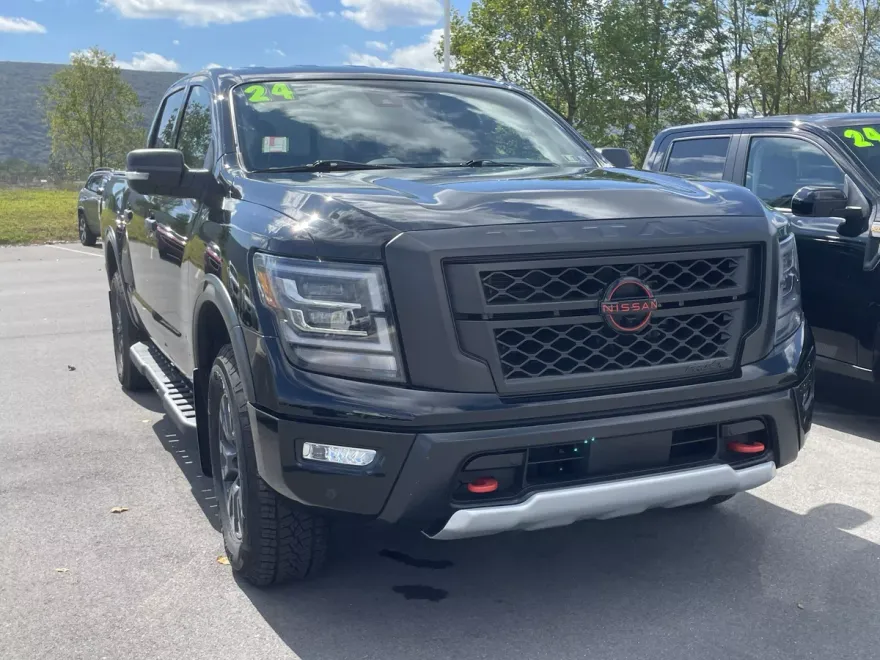 2024 Nissan Titan Crew Cab PRO-4X photo 1