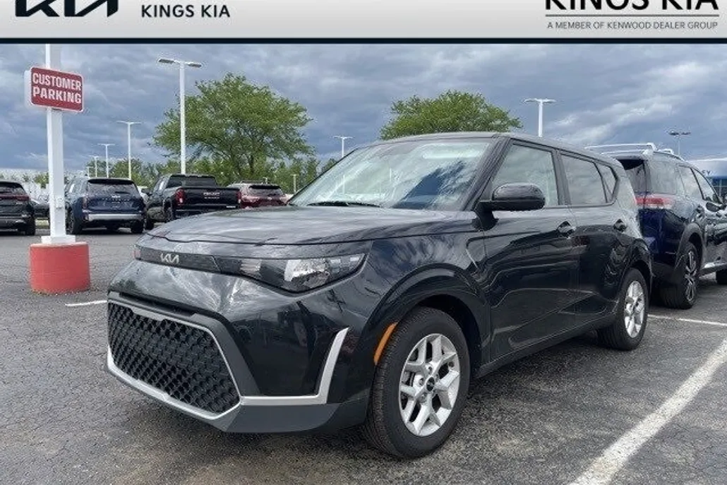 2023 Kia Soul LX photo 1