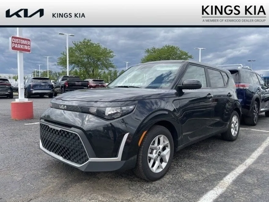 2023 Kia Soul LX photo 1