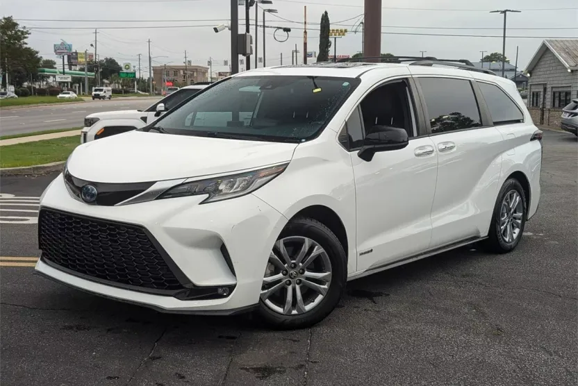 2021 Toyota Sienna XSE photo 1