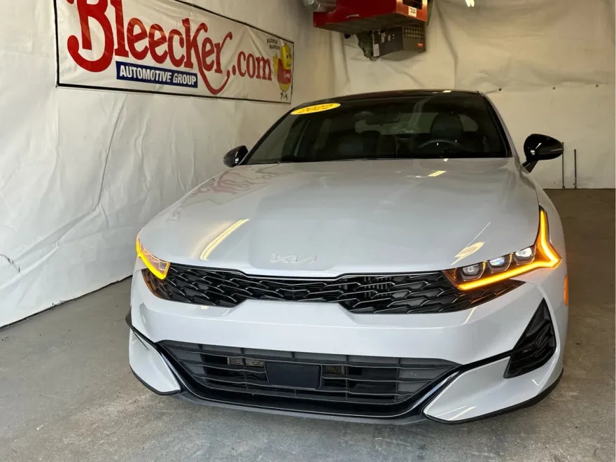 2022 Kia K5 GT-Line photo 1