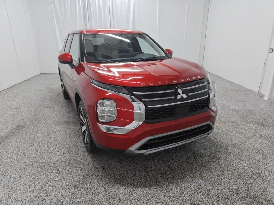 2025 Mitsubishi Outlander SE photo 1