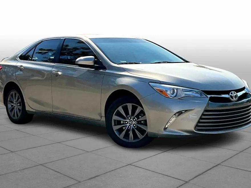 2017 Toyota Camry XLE photo 1