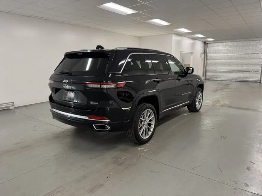 2022 Jeep Cherokee Summit 4xe photo 1