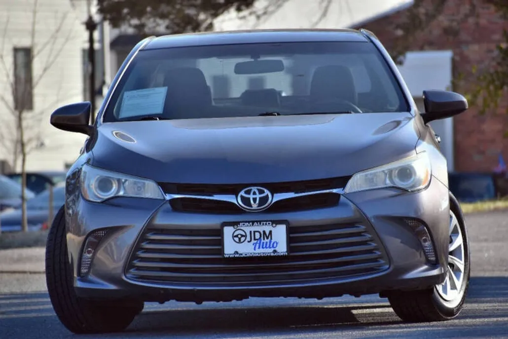 2015 Toyota Camry LE photo 1