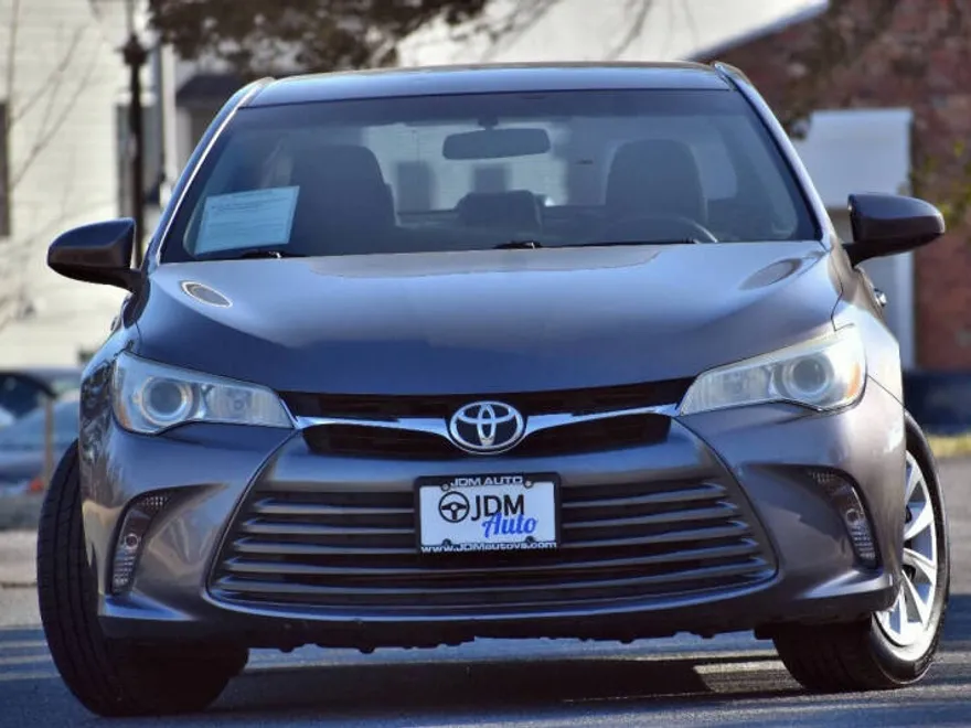 2015 Toyota Camry LE photo 1