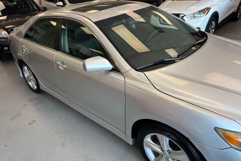 2011 Toyota Camry SE photo 1