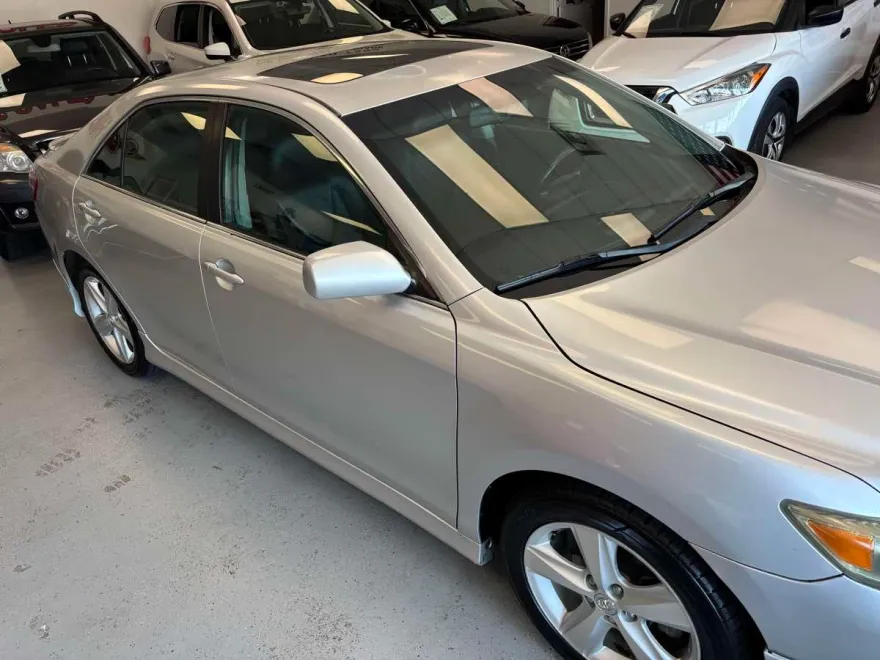 2011 Toyota Camry SE photo 1