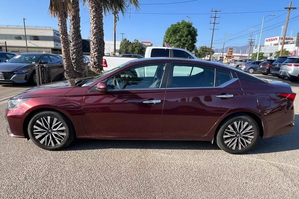 2023 Nissan Altima 2.5 SV photo 1
