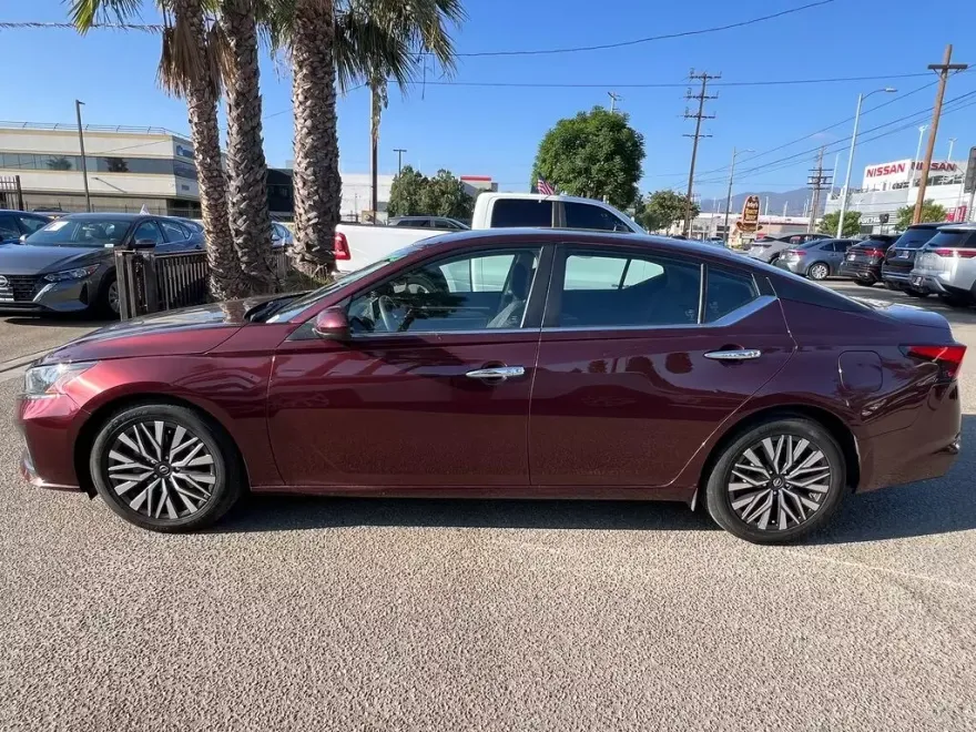 2023 Nissan Altima 2.5 SV photo 1