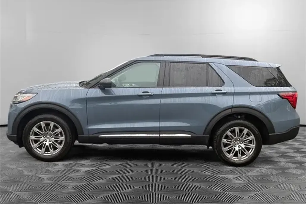 2025 Ford Explorer photo 1
