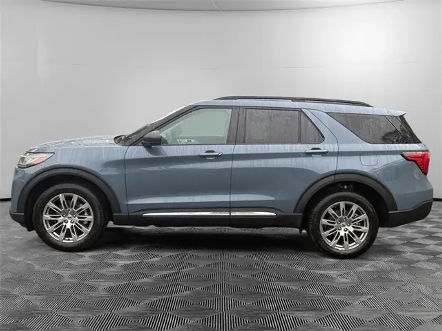 2025 Ford Explorer photo 1