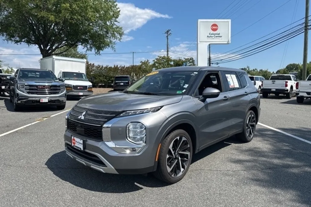 2023 Mitsubishi Outlander SE photo 1
