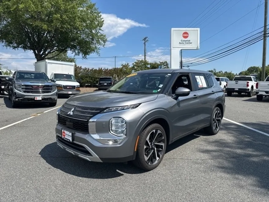 2023 Mitsubishi Outlander SE photo 1