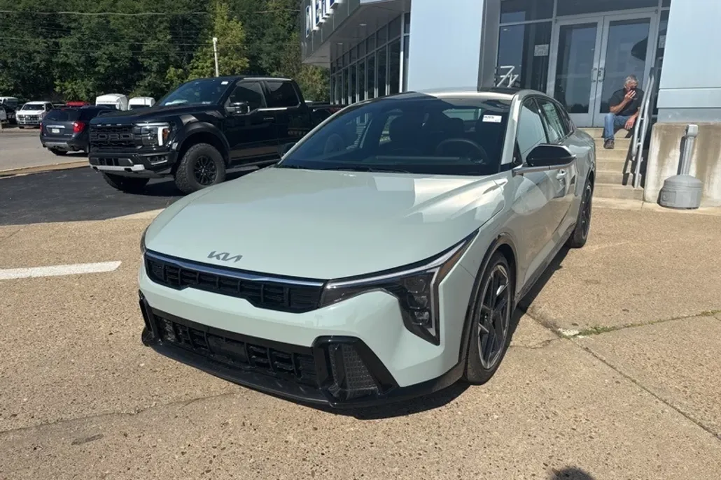 2025 Kia K4 GT-Line photo 1