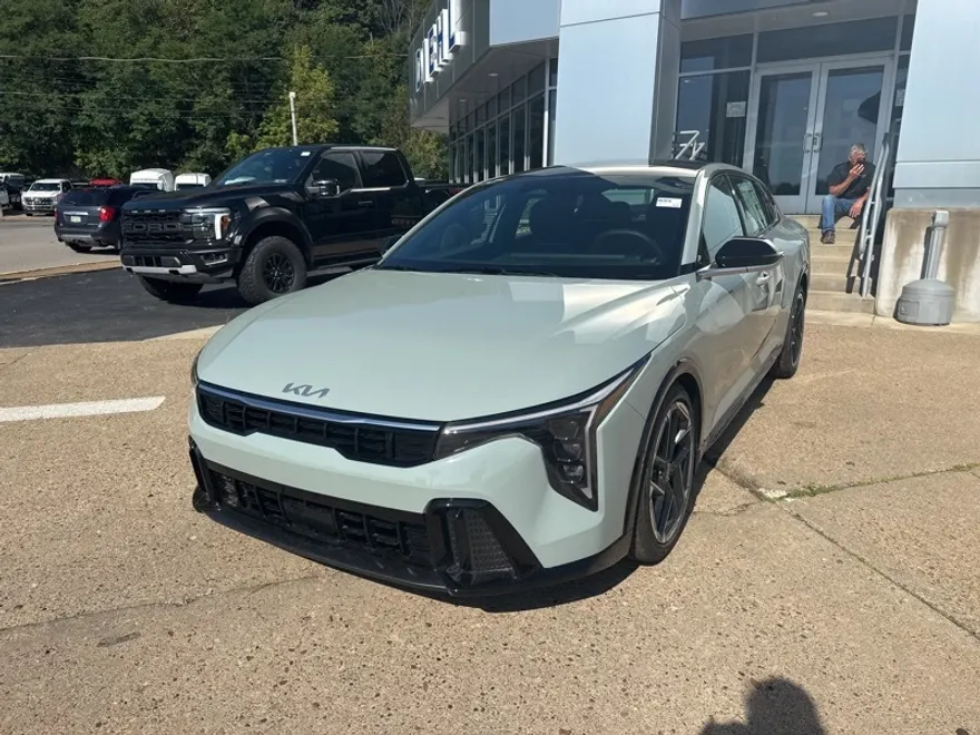 2025 Kia K4 GT-Line photo 1