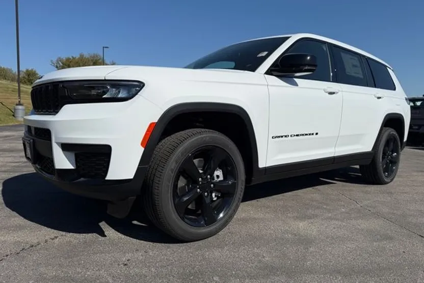 2025 Jeep Grand Cherokee Altitude photo 1