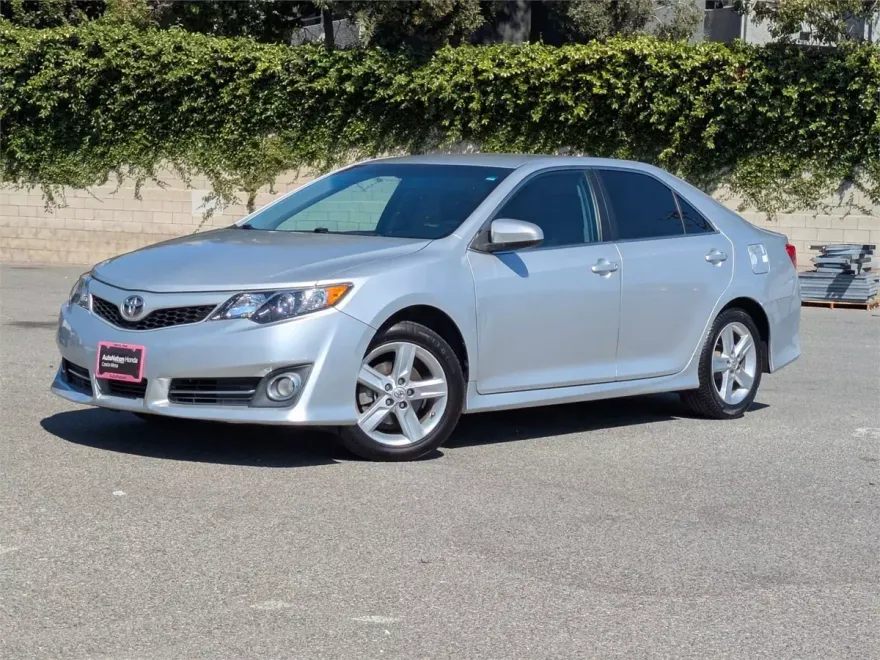 2014 Toyota Camry SE photo 1