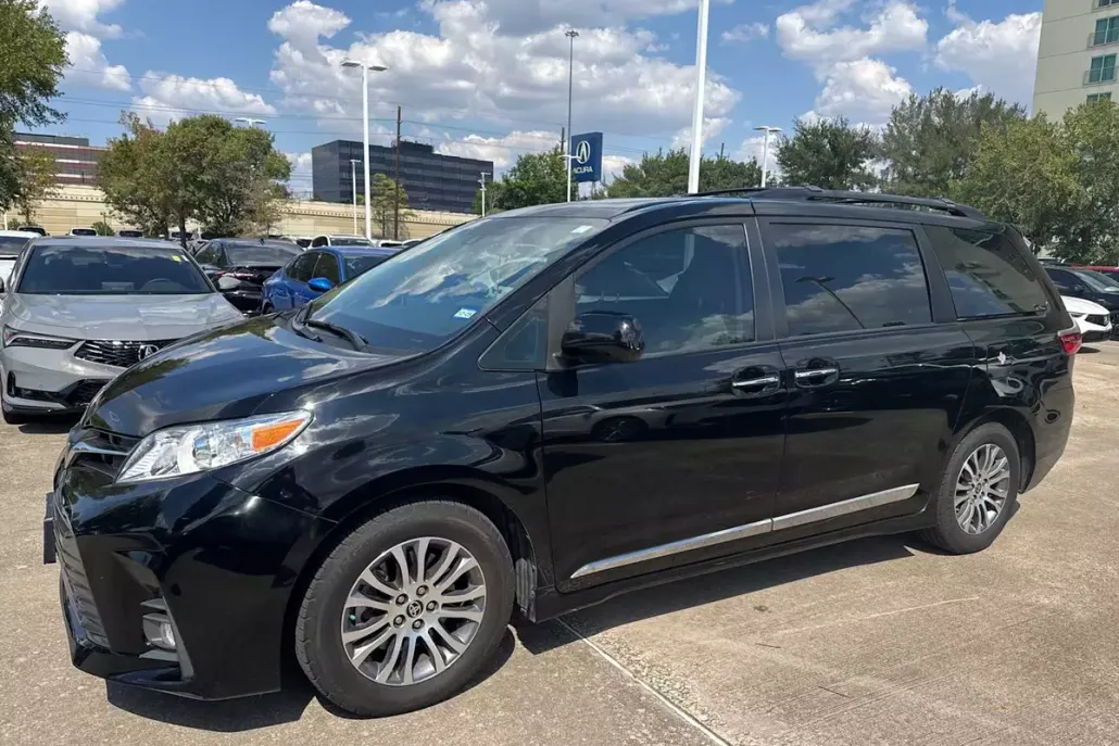 2020 Toyota Sienna XLE Premium photo 1