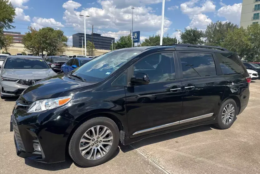 2020 Toyota Sienna XLE Premium photo 1