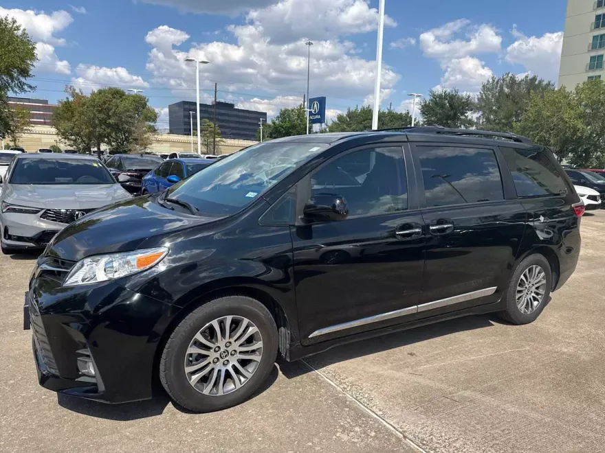 2020 Toyota Sienna XLE Premium photo 1