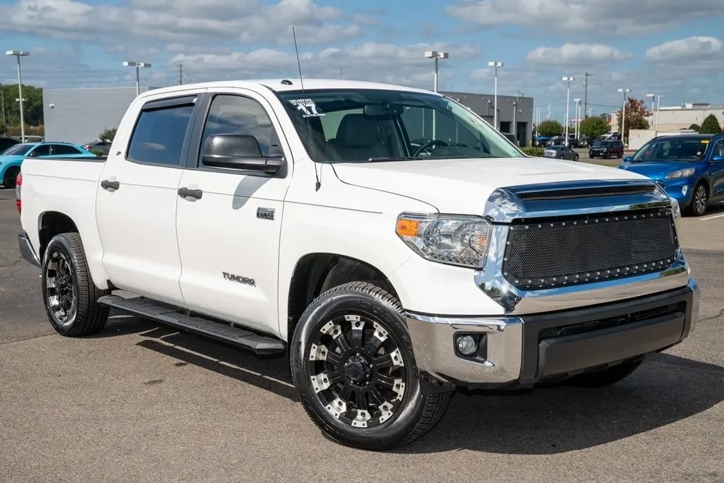 2017 Toyota Tundra CrewMax photo 1