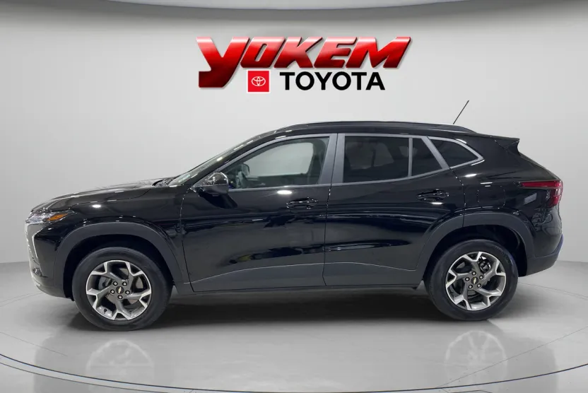 2025 Chevrolet Trax LT photo 1