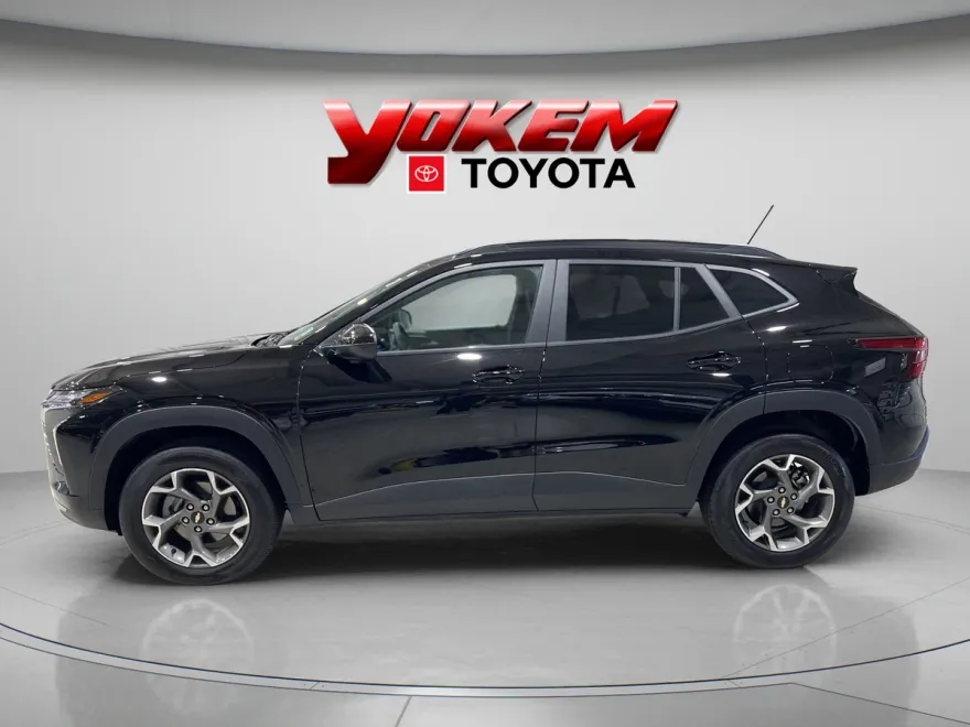 2025 Chevrolet Trax LT photo 1