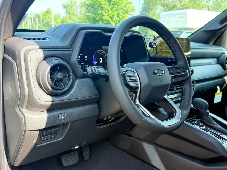 2025 Chevrolet Colorado Trail Boss photo 2