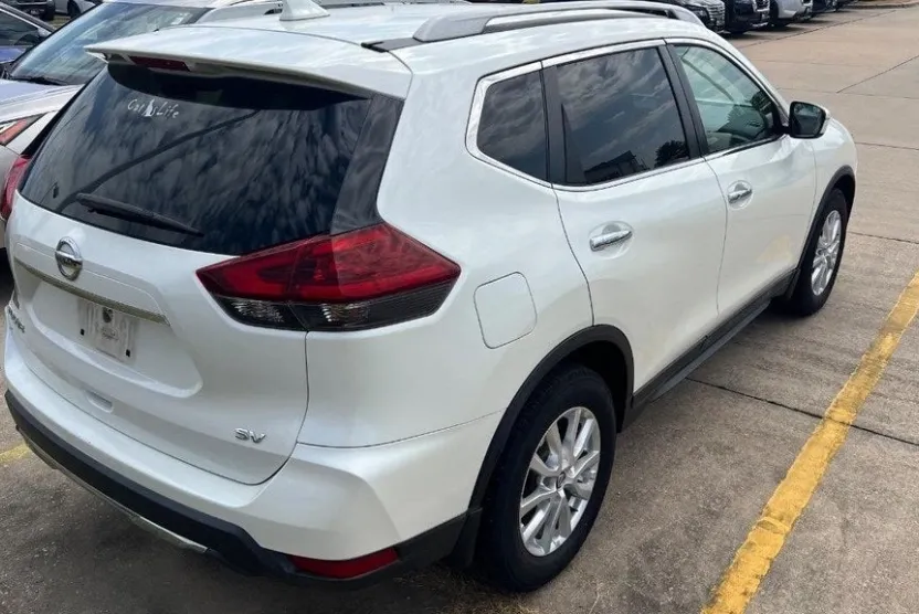 2018 Nissan Rogue SV photo 1