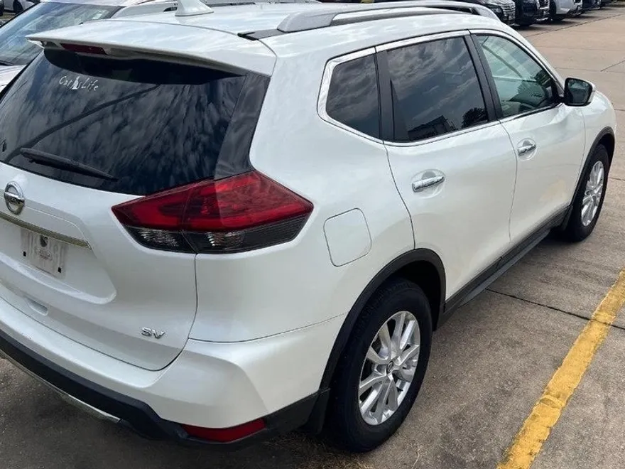 2018 Nissan Rogue SV photo 1
