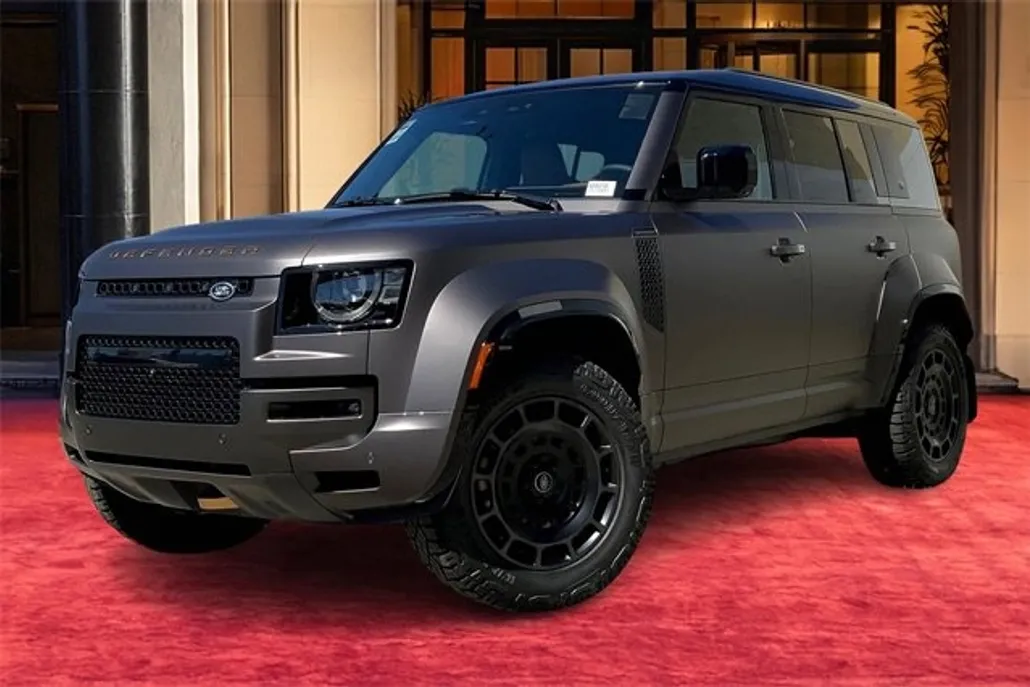 2025 Land Rover Defender 110 photo 1