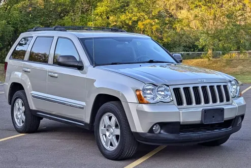2010 Jeep Grand Cherokee Laredo photo 3