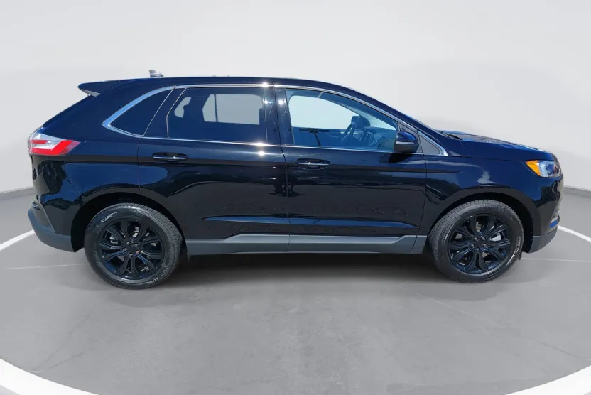 2022 Ford Edge Titanium photo 1